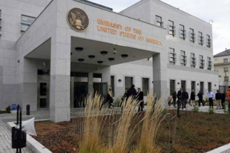 Zabio se u zid Ambasade SAD u Sarajevu
