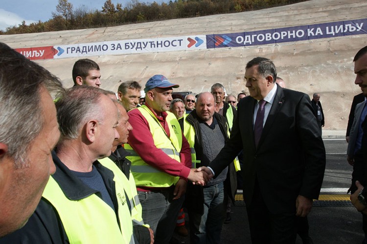 Dodik počastvovan jer svjedoči izgradnji Koridora 10