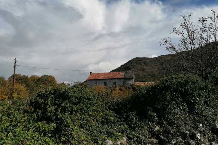 Olujno nevrijeme u Trebinju, grom udario u kuću