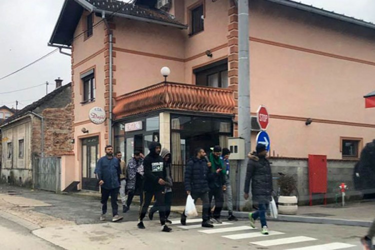 U Kostajnici primjećeno 30-ak migranata