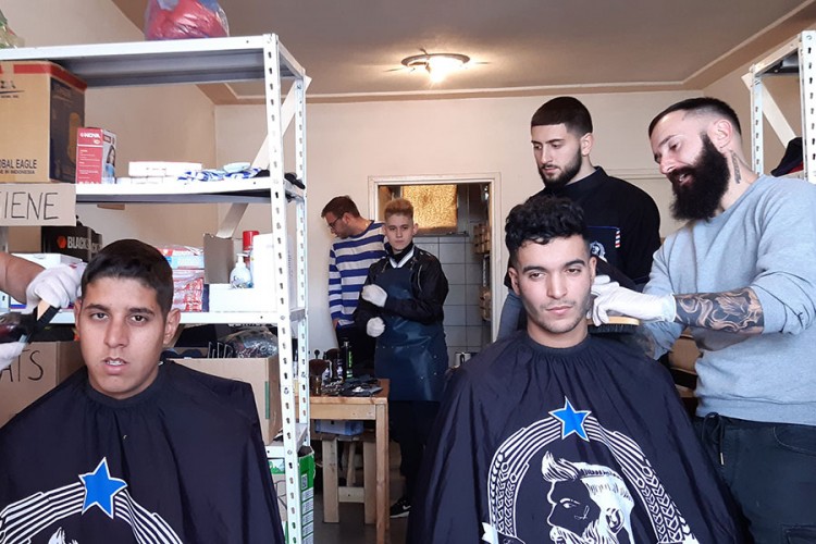 Besplatno šišali migrante u Tuzli