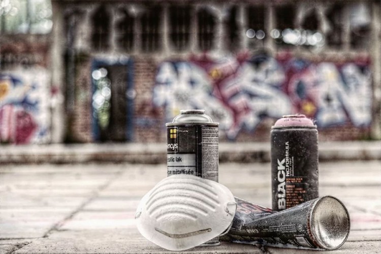 Zatečen kako piše uvredljiv grafit u centru Banjaluke, pa uhapšen