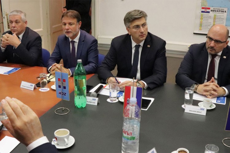 Mediji: Afera WhatsApp potresa HDZ, 15 članova čeka isključenje