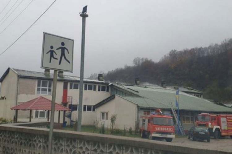 Izgorio krov škole, vatrogasac povrijeđen