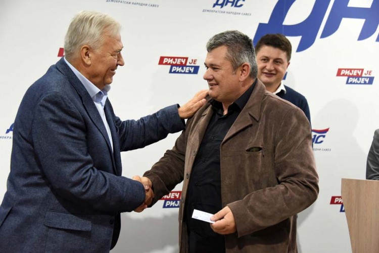 Pavić uručio Prošiću člansku knjižicu DNS-a