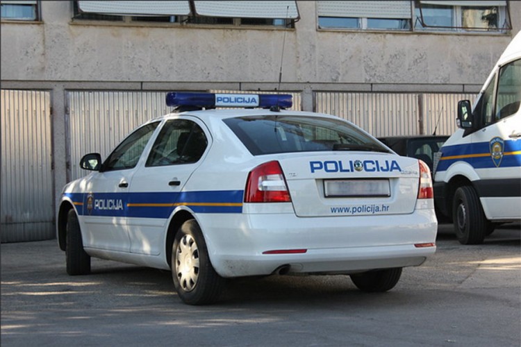 Policajac koji se upucao bori se za život