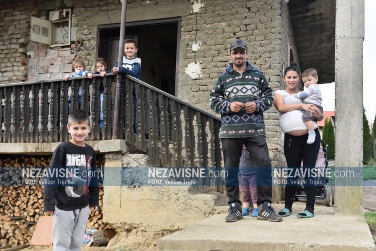 Težak život porodice Đuričić: Trošnu kuću bez struje obasjava osmoro djece