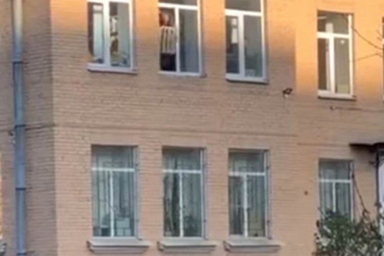 Skočio kroz prozor policijske stanice s radijatorom oko ruke
