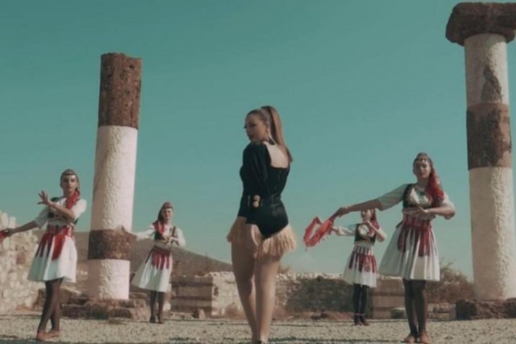 Još jedna Albanka oskrnavila srpsku svetinju: Polugola snimala spot u crkvi
