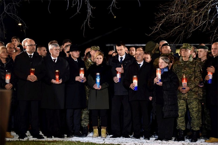 Grabar Kitarović ponovo u "zengama" u Vukovaru