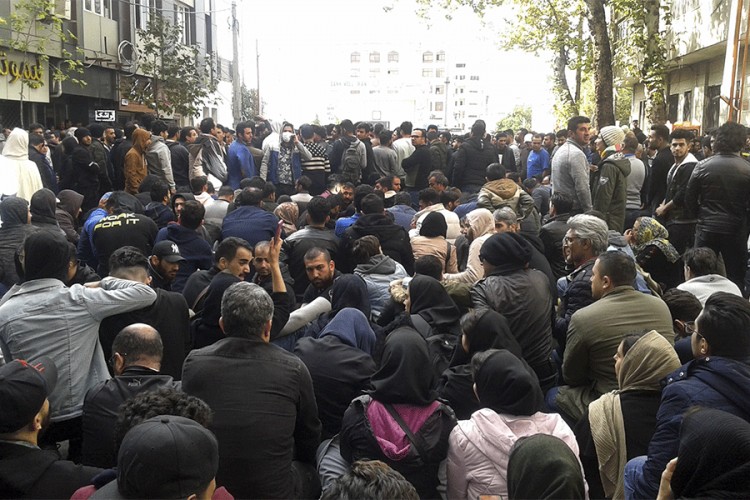 Iranske vlasti tvrde da su demonstanti uzeli policajce za taoce