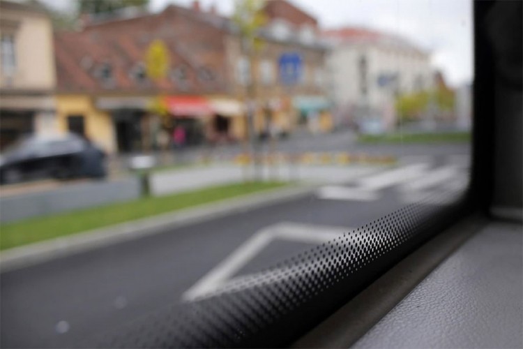 Čemu služe crne tačkice na staklu automobila?