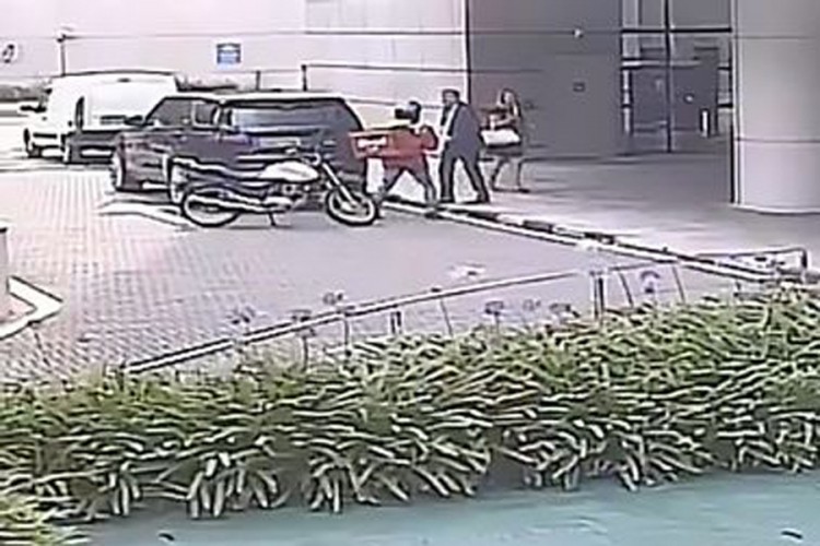 Tjelohranitelj stao ispred metka i spasio ženu, sve snimljeno