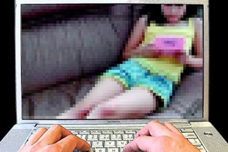 Zbog pornografije privedene dvije osobe, za jednom se traga