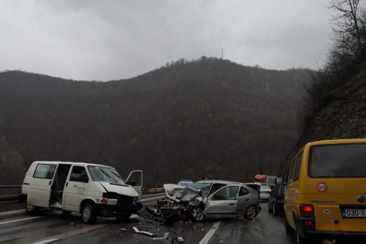 Više osoba povrijeđeno u sudaru tri automobila