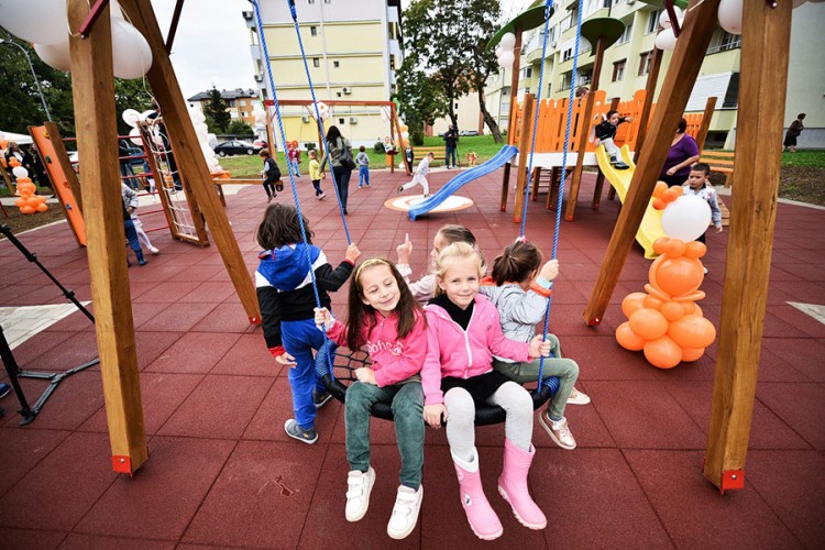 Uz sportsko, niče i dječije igralište u naselju Ada