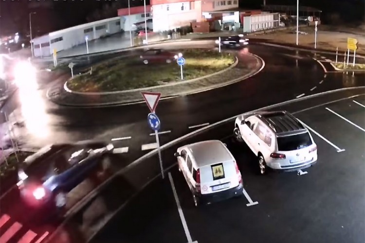 Nevjerovatna scena na kružnom toku - ravno preko trave
