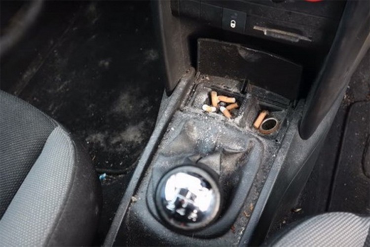 Auto je bio toliko prljav da su ga se odrekli, evo kako sada izgleda