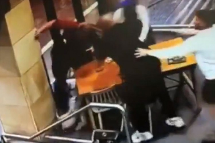 Hrvat pred kamerama brutalno pretukao trudnu muslimanku u Sidneju