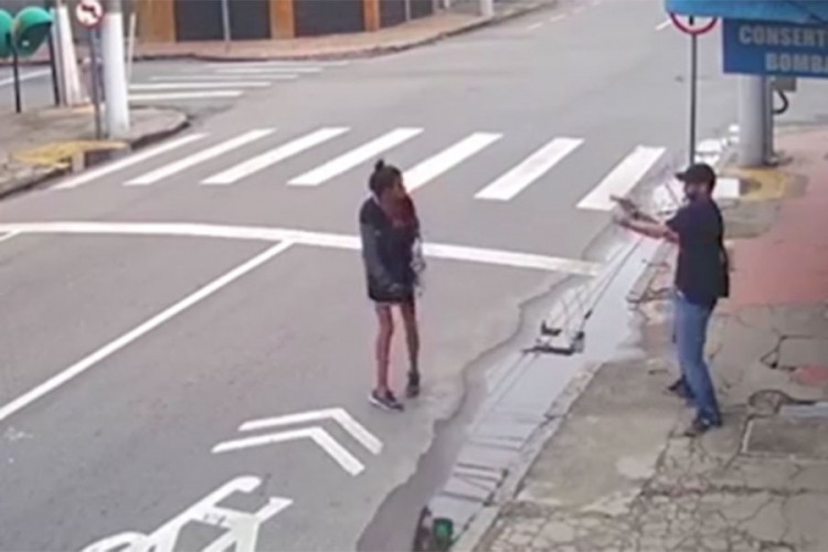 Snimljeno ubistvo beskućnice: Tražila novac za hljeb, muškarac je upucao