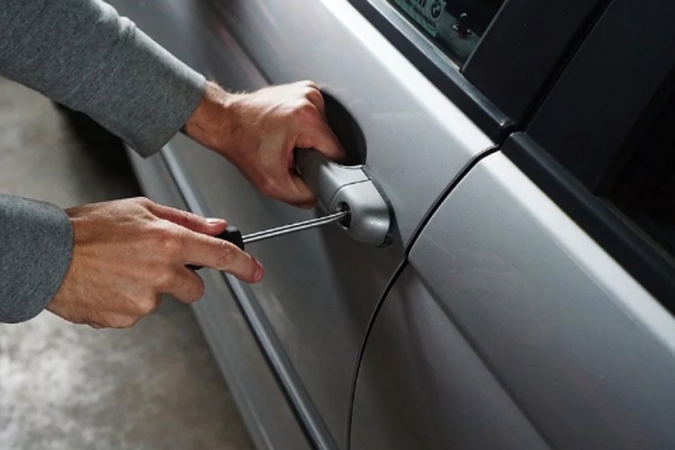 Ukrao automobil pa ga zaustavila policija