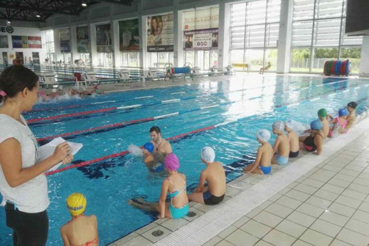 500 mališana uči plivati