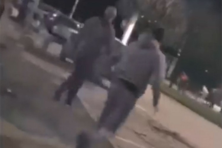 Pogledajte tuču migranata i mladića u Bihaću