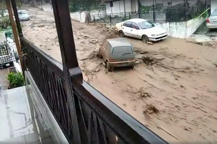 Usljed nevremena poginula jedna osoba, zatvoreni putevi