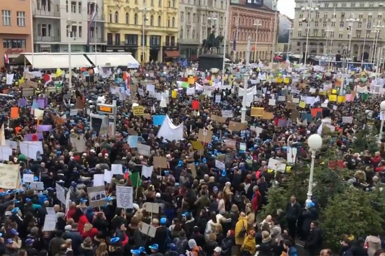 Počeo protest prosvjetnih radnika u Zagrebu, hiljade ljudi na Trgu