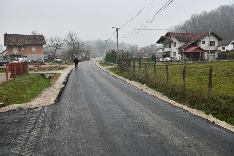 Asfaltirano 400 metara puta u Motikama