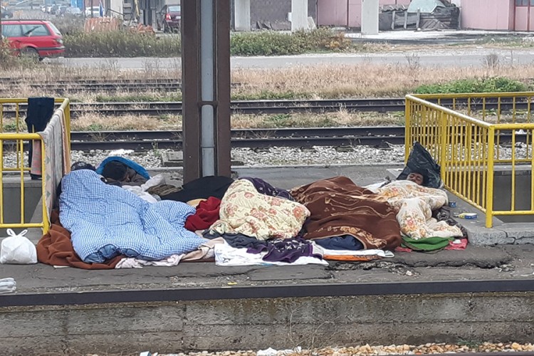 Noći na betonu sve hladnije za migrante
