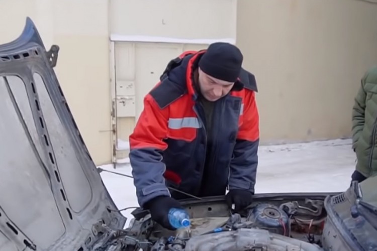 Nasuo vodu u motor i pustio da zaledi pa pokušao upaliti auto