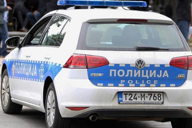 Oštećen automobil u Derventi