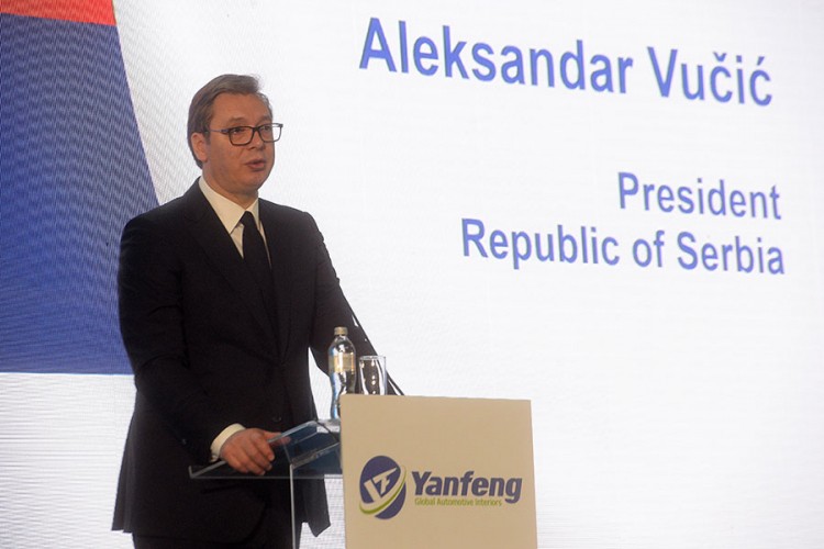 Vučić: Oni snajper u mene, a ja ću vrh olovke na mapu za novu fabriku