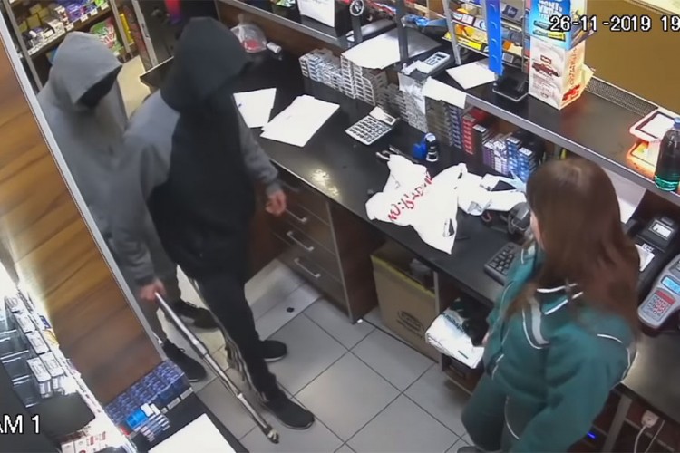 Tinejdžeri upali sa šipkama, opljačkali pumpu pa otišli na pivo