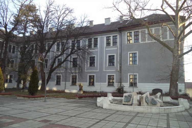 Odbornik iz Dervente osumnjičen da je napao učenika u školi