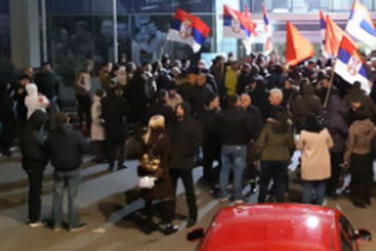 Predstavnici Dveri blokirali zgradu RTS-a