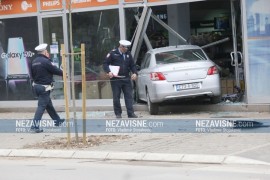 Nezgoda u Banjaluci, automobilom uletjela u izlog