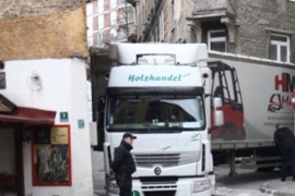 Kamion zaglavio između dvije zgrade u Sarajevu