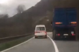 Pogledajte kako hitna bez rotacije pretiče kamion preko pune linije