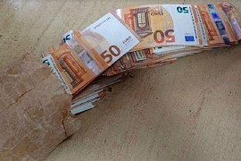 Carinici pronašli kesicu od peciva punu deviza