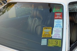 Kako s lakoćom skinuti naljepnice sa vjetrobranskog stakla?