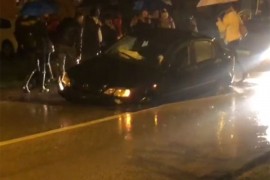 Rupa progutala auto, vozača odvela Hitna pomoć