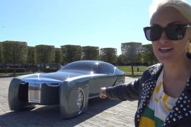 Ona je Supercar Blondie i vozi Rolls Royce iz 2035.