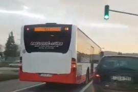Pogledajte kako vozač autobusa u Banjaluci pravi prekršaj