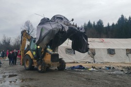 Bageri ruše Vučjak, migranti u Blažuju i Ušivku igraju kriket