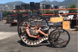 Ludo vozilo na tri obruča i motorom sa kosilice