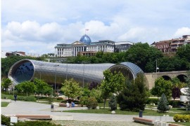 Parlament prekinuo rad zbog supstance neprijatnog mirisa