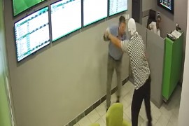 Prokockao pare pa se vratio da opljačka kladionicu, snimak postao hit