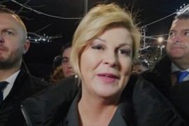 Kitarovićevoj pustili Škorinu pjesmu dok je davala izjave